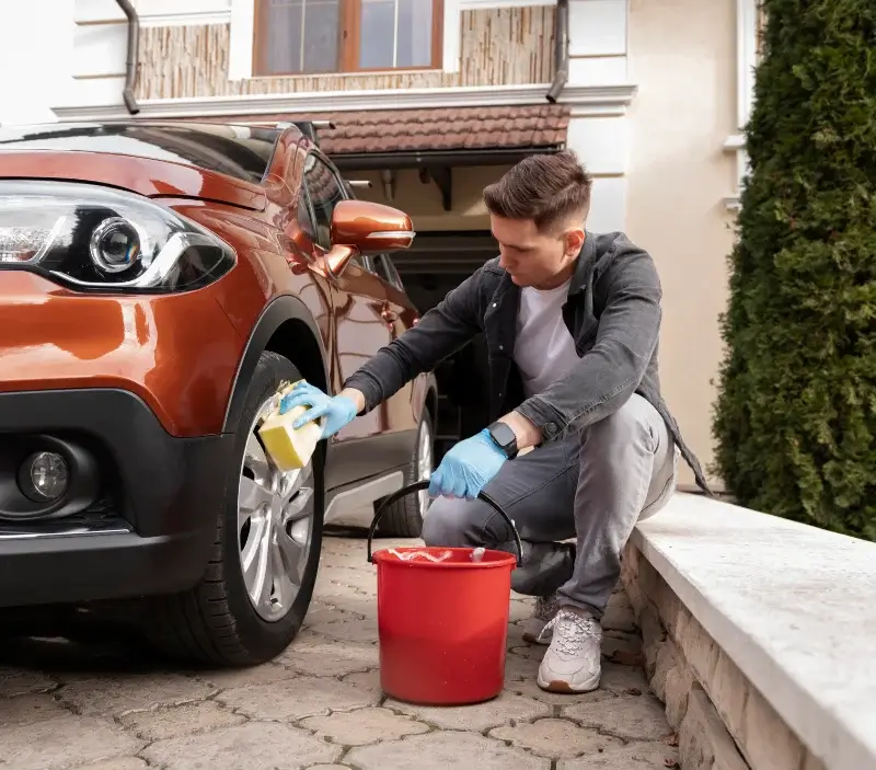 Lavage auto à domicile Prunières : professionnel intervenant sur un véhicule